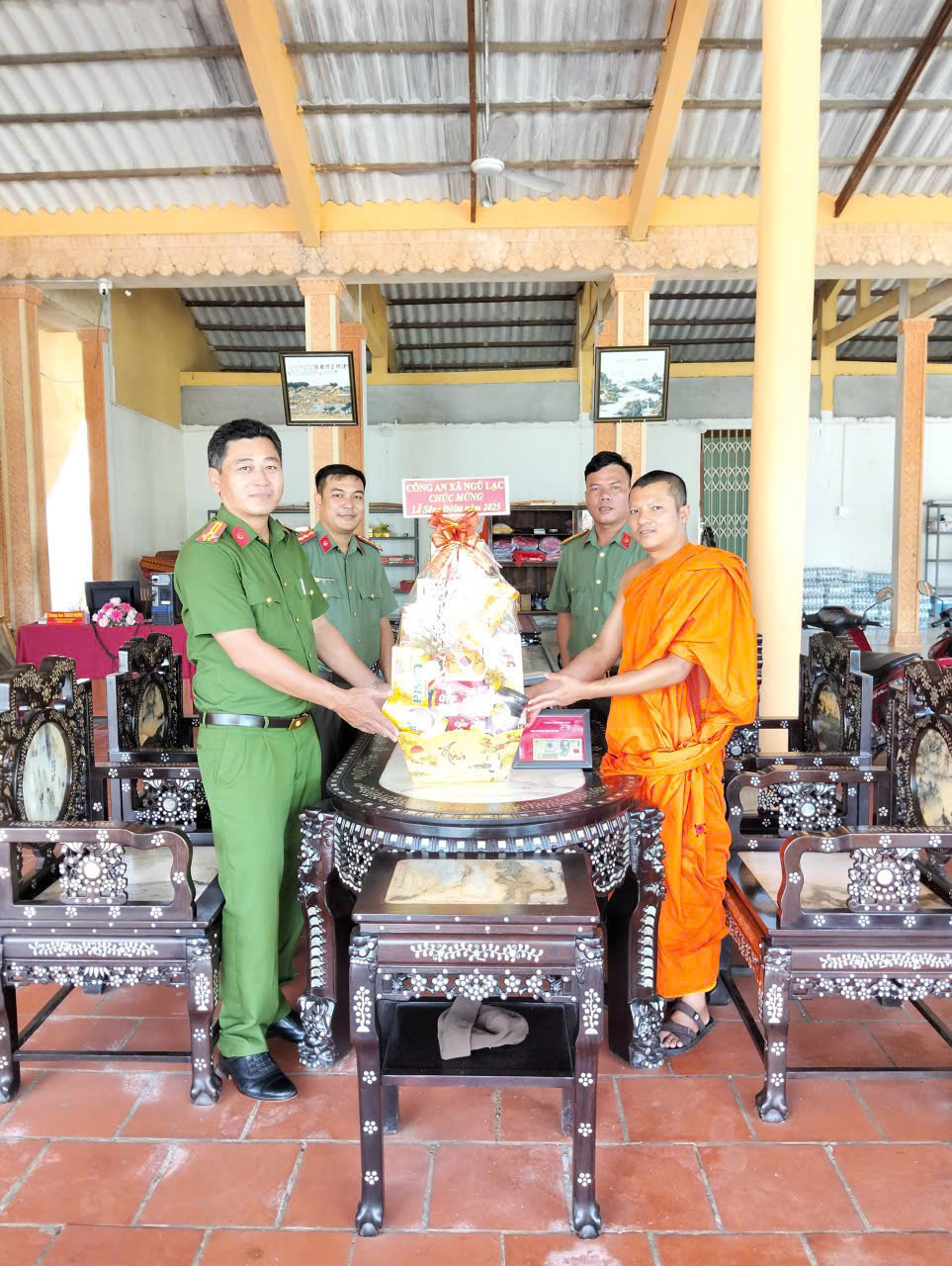 CÔNG AN XÃ NGŨ LẠC TỔ CHỨC THĂM, TẶNG QUÀ NHÂN DỊP LỄ SÊNE ĐÔLTA NĂM 2025
