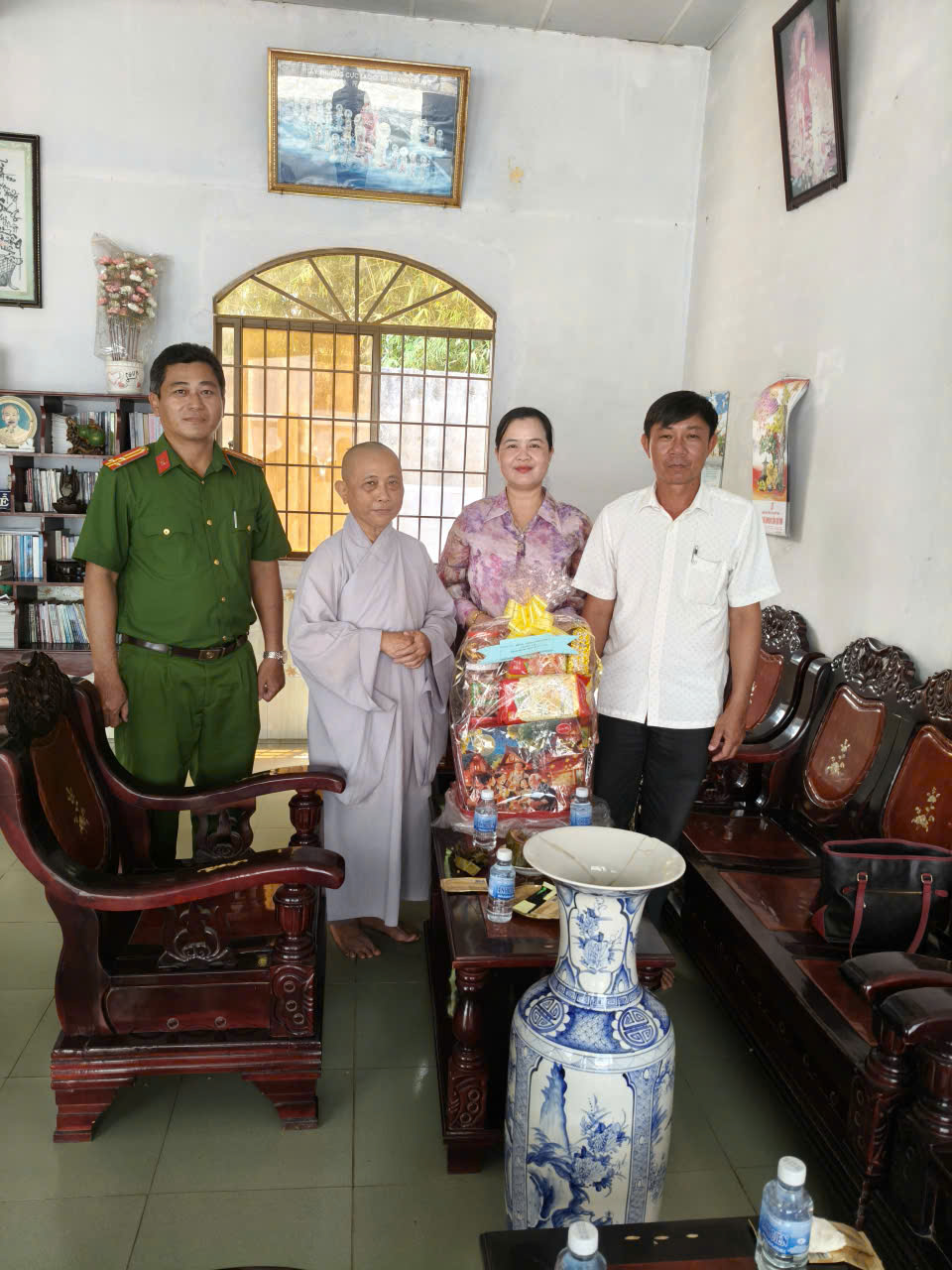 ĐẢNG ỦY, HỘI ĐỒNG NHÂN DÂN, UỶ BAN NHÂN DÂN, ỦY BAN MẶT TRẬN TỔ QUỐC VIỆT NAM XÃ TỔ CHỨC THĂM, TẶNG QUÀ NHÂN DỊP LỄ VU LAN NĂM 2025