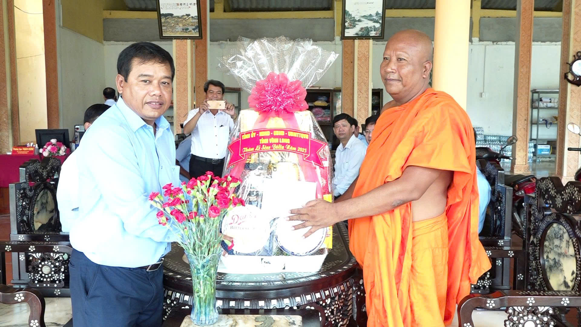 Đoàn công tác HĐND tỉnh Vĩnh Long thăm, tặng quà nhân dịp lễ Sêne Đôlta năm 2025 
