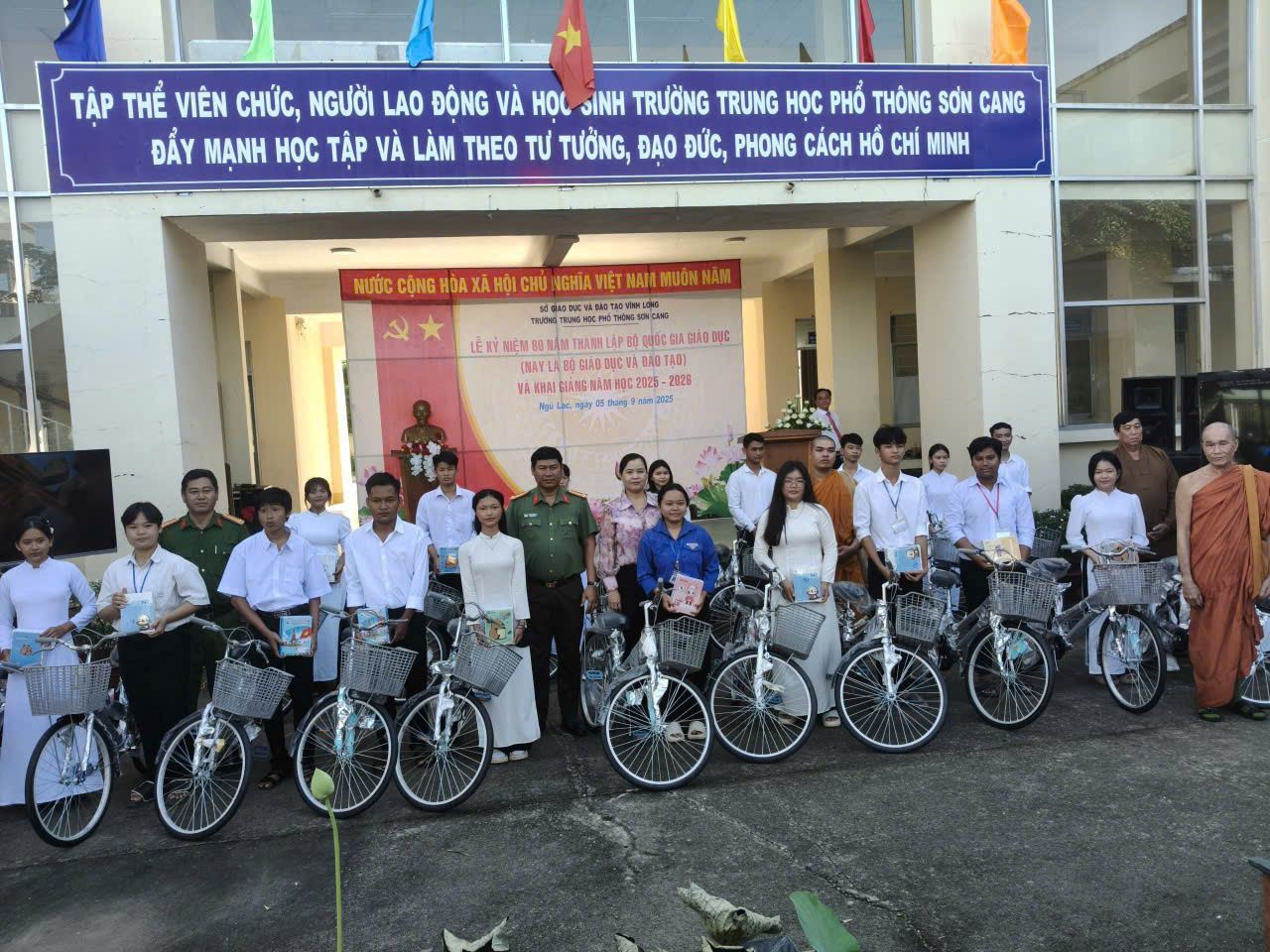 CÔNG AN XÃ NGŨ LẠC TẶNG QUÀ CHO HỌC SINH NHÂN DỊP KHAI GIẢNG NĂM HỌC 2025 - 2026
