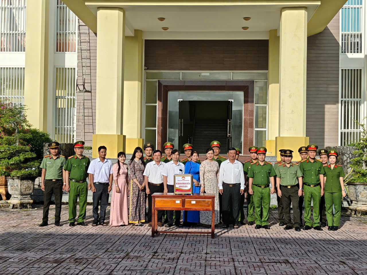 CÔNG AN XÃ NGŨ LẠC THAM GIA QUYÊN GÓP ỦNG HỘ ĐỒNG BÀO KHẮC PHỤC THIỆT HẠI DO BÃO SỐ 10 GÂY RA
