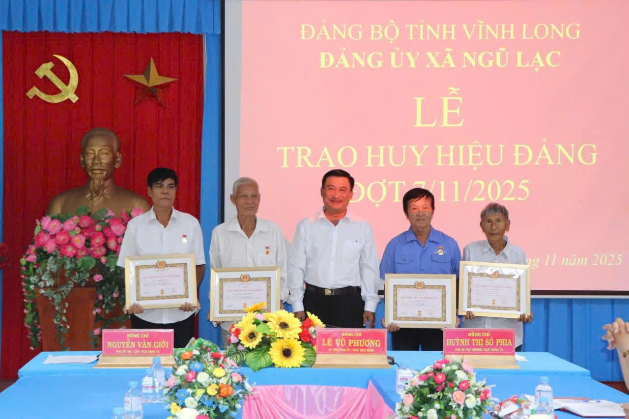 Lễ trao Huy hiệu Đảng đợt 7/11/2025