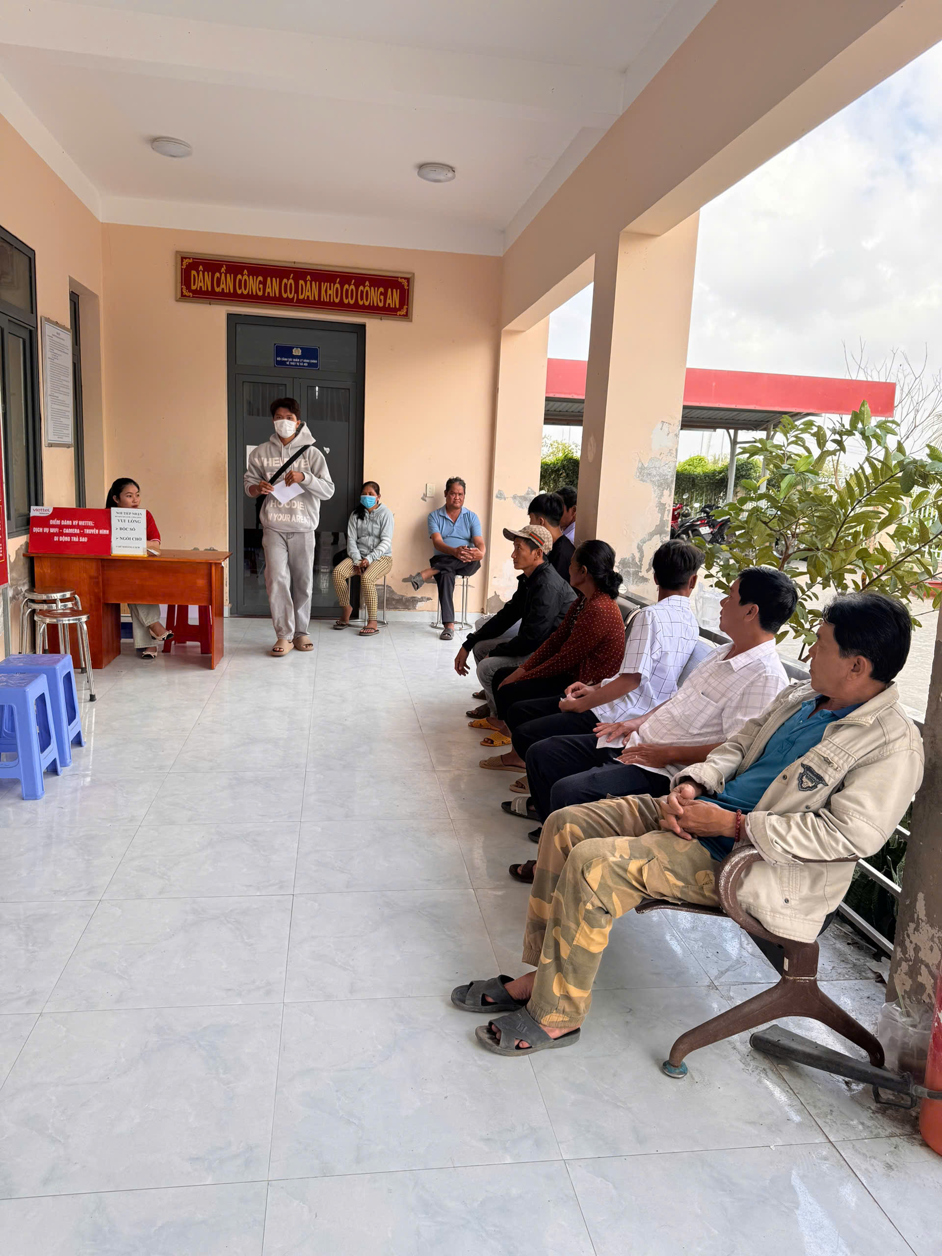 CÔNG AN XÃ NGŨ LẠC TĂNG CƯỜNG TUYÊN TRUYỀN, HƯỚNG DẪN NHÂN DÂN THỰC HIỆN CÁC THỦ TỤC HÀNH CHÍNH