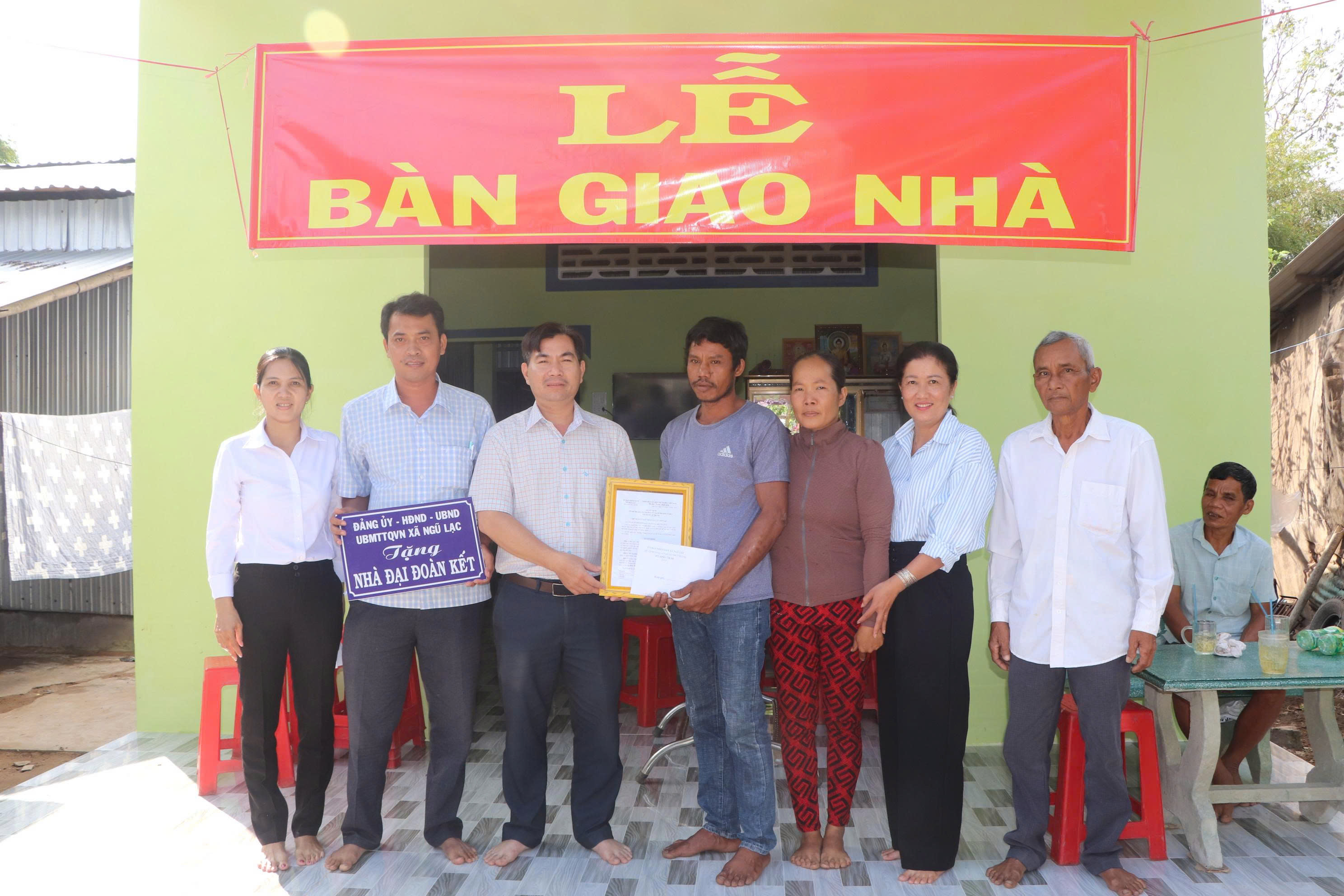 Bàn giao 5 căn nhà tình nghĩa, nhà Đại đoàn kết cho hộ gia đình khó khăn