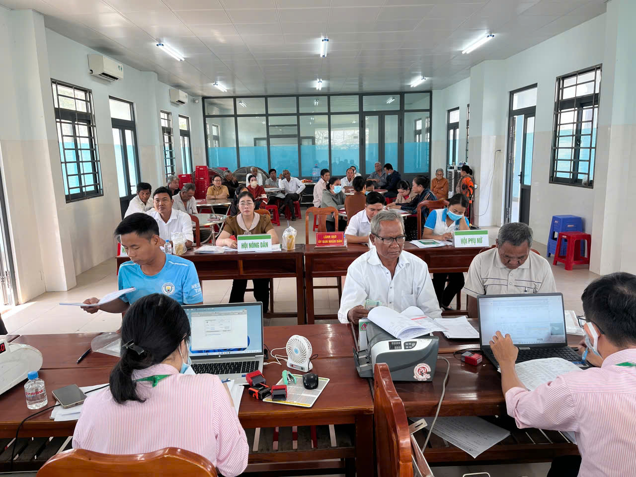 PHÒNG GIAO DỊCH NGÂN HÀNG CHÍNH SÁCH XÃ HỘI DUYÊN HẢI TỈNH VĨNH LONG THỰC HIỆN PHIÊN GIAO DỊCH THƯỜNG KỲ TẠI XÃ NGŨ LẠC