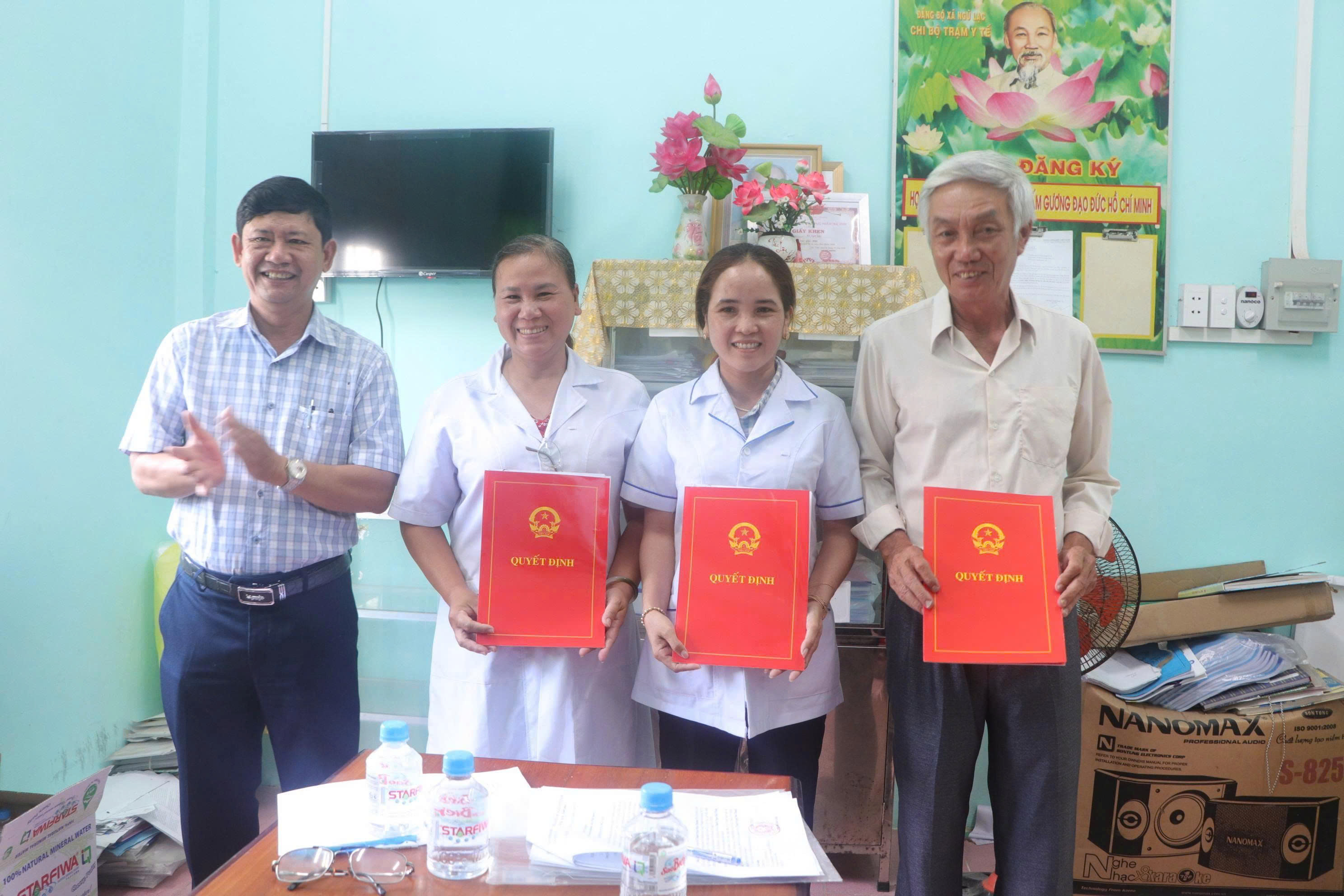 Ngũ Lạc trao Quyết định nhân sự Lãnh đạo Trạm Y tế xã 